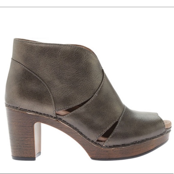 dansko delphina size 39